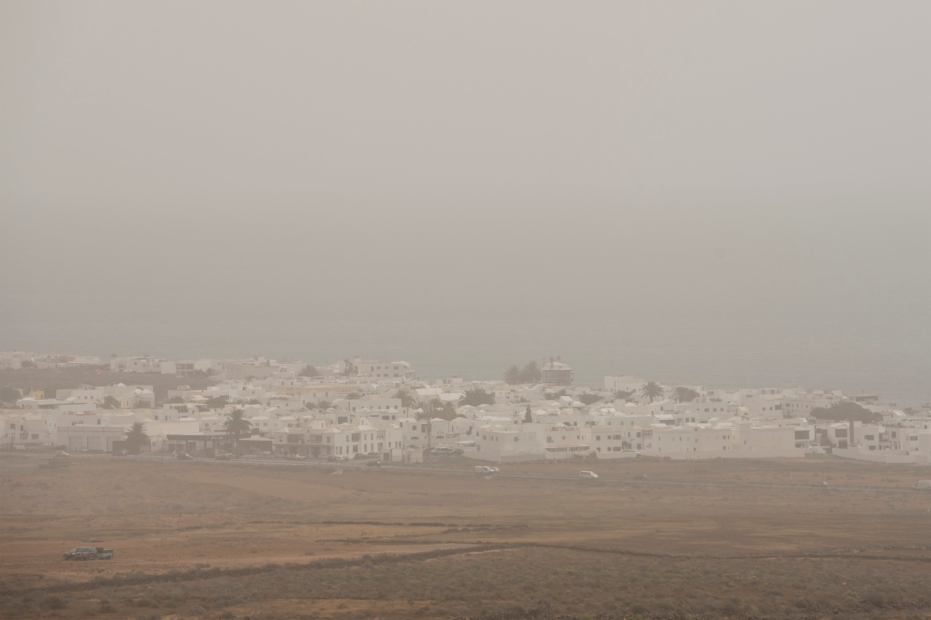 La isla de Lanzarote amanece este jueves bajo una intensa calima. (EFE/Adriel Perdomo)