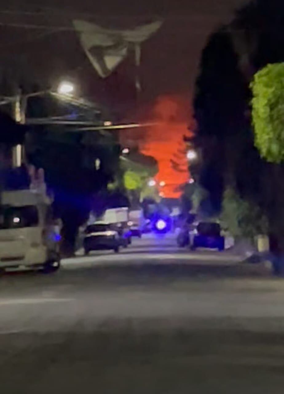 Vecinos alertaron sobre el humo que se ha dispersado en la zona. Foto: (Captura de pantalla)