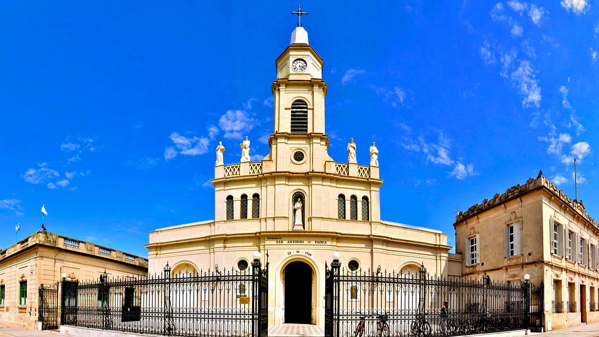 La Parroquia San Antonio de Padua, cuya construcción actual fue bendecida en 1870, es uno de los seis Monumentos Nacionales del partido (Wikipedia)