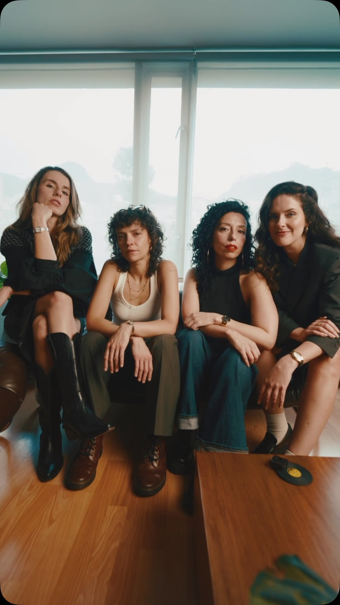 Flor de Lava, grupo que une a varias de las cantautoras más reconocidas de la escena independiente nacional, se presentará a las 3:15 p. m. en el escenario Cocuy con canciones de su álbum homónimo de 2025 y sencillos publicados este año - crédito @cordillerafestival/Instagram