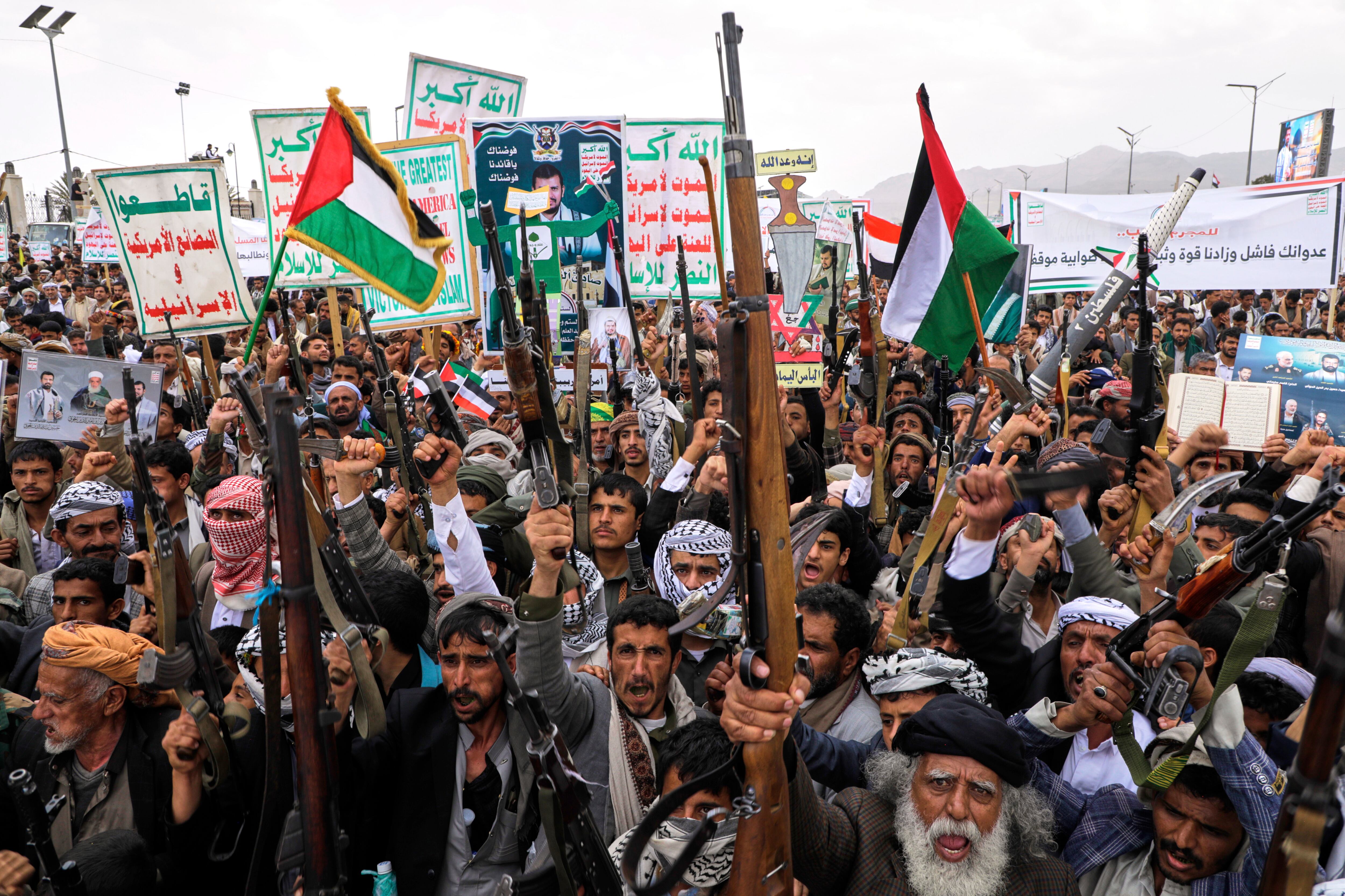 Simpatizantes hutíes gritan consignas durante una marcha reciente contra Estados Unidos e Israel, el 18 de abril de 2025, en Saná, Yemen. (AP Foto/Osamah Abdulrahman)