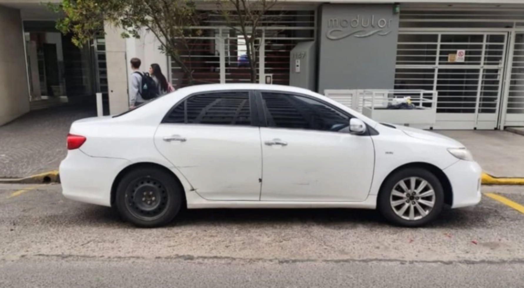 El automóvil Toyota blanco robado en Mar del Plata tras ser recuperado (0223)
