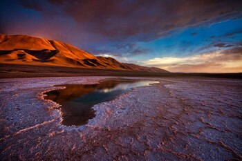 Se encuentra a 380 km