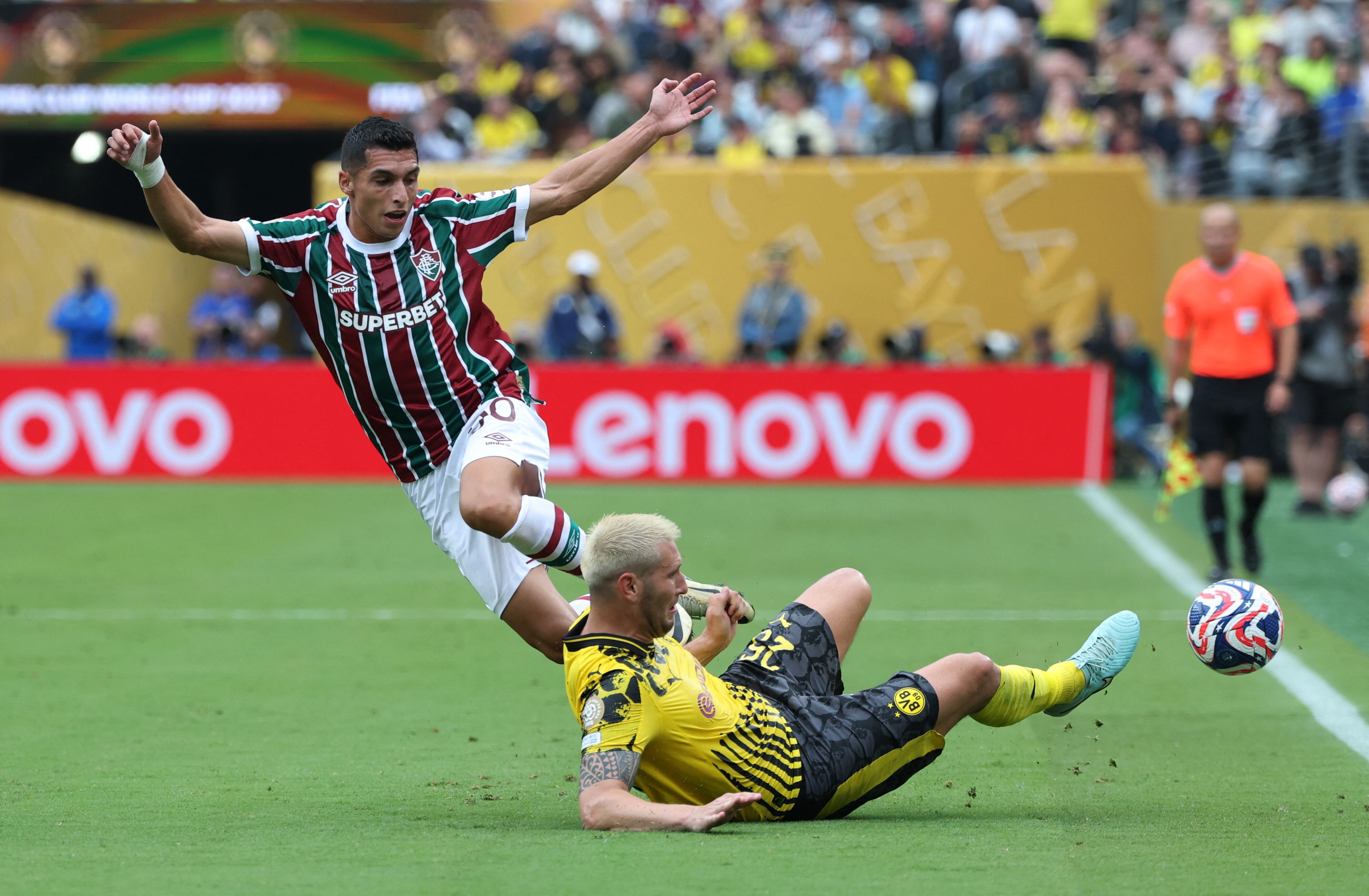 Kevin Serna en accción con Fluminense ante el defensa de Borussia Dortmund, Niklas Sule. - créditos: REUTERS/Mike Segar