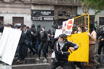 El acto central finalizó y las calles quedaron cubiertas de proyectiles