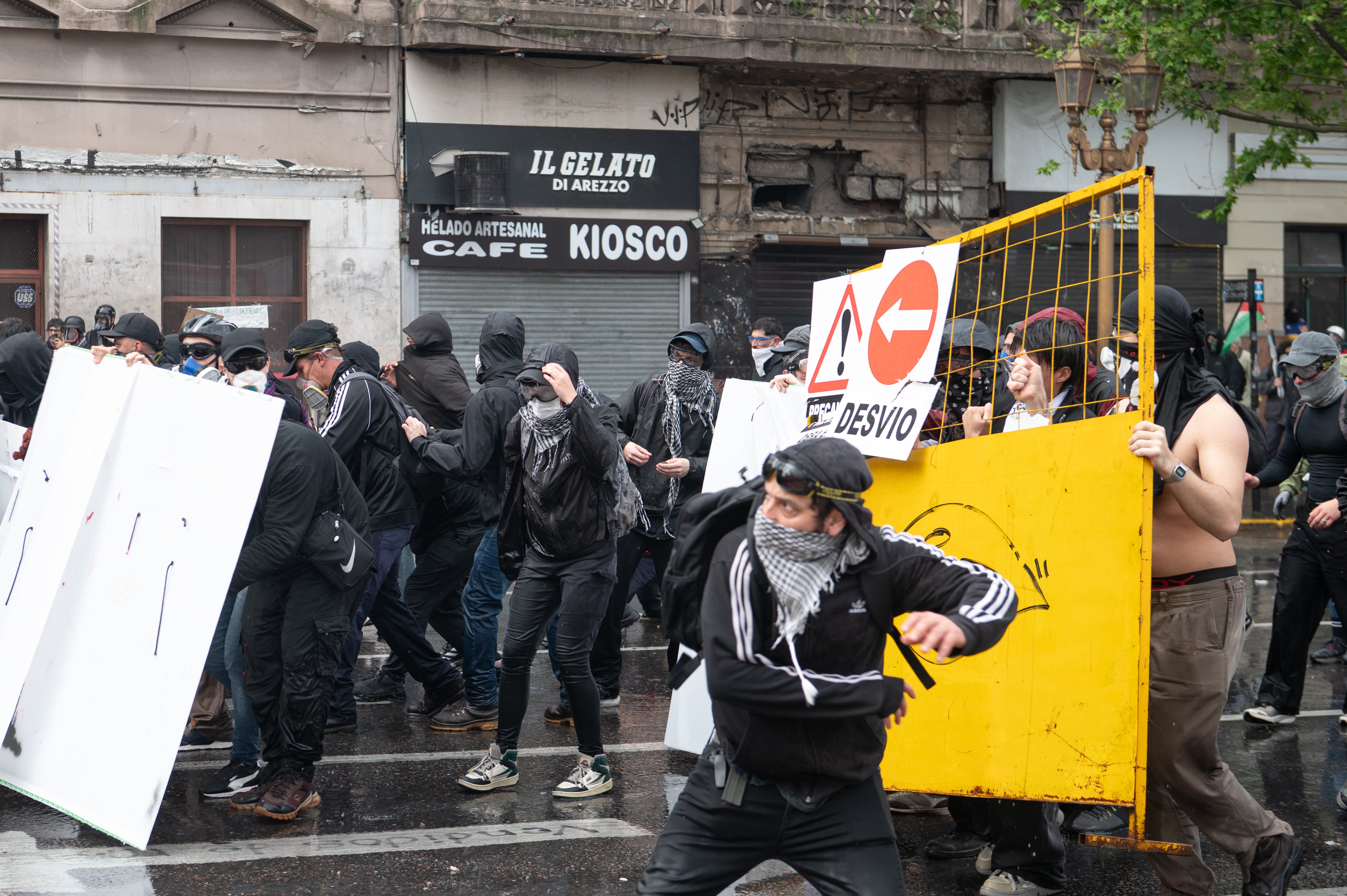 El acto central finalizó y las calles quedaron cubiertas de proyectiles