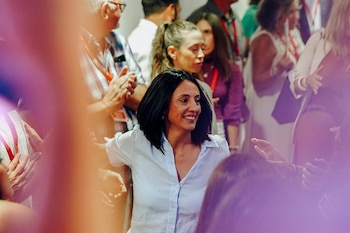 19/09/2026 Torró (PSOE) acusa al PP de "arrastrar" al Supremo con la 'ley de nietos' y avisa: "El peligro es que peligre el voto".
La secretaria de Organización del PSOE, Rebeca Torró, ha acusado al PP de "arrastrar" al Tribunal Supremo (TS) en su "cruzada contra el derecho de voto de miles de personas", a raíz de la suspensión del voto de los nacionalizados a través de la llamada 'ley de nietos', y ha advertido: "El peligro no fue ni es ni podrá ser votar, el peligro es que peligre el voto".
COMUNIDAD VALENCIANA ESPAÑA EUROPA ALICANTE POLÍTICA
Alicante