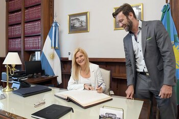 Verónica Magario firmó el acta