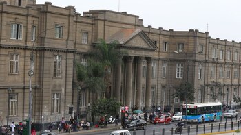 Médicos realizar cirugía de alta