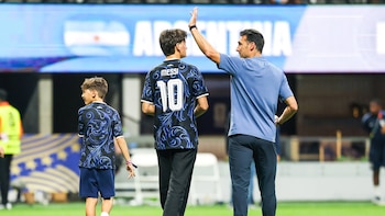 El tierno momento que vivió Scaloni con sus hijos y su esposa española Elisa Montero tras el pase a la final del Mundial 2026
