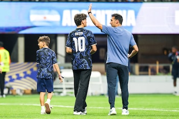 Lionel Scaloni con sus hijos - Argentina 2 Inglaterra 1