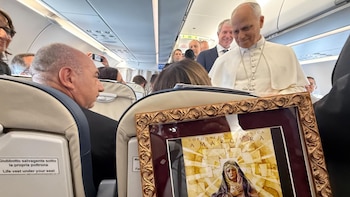 Los Nazarenos de Palencia entregan a León XIV una lámina sobre la Coronación Canónica de la Virgen de la Amargura