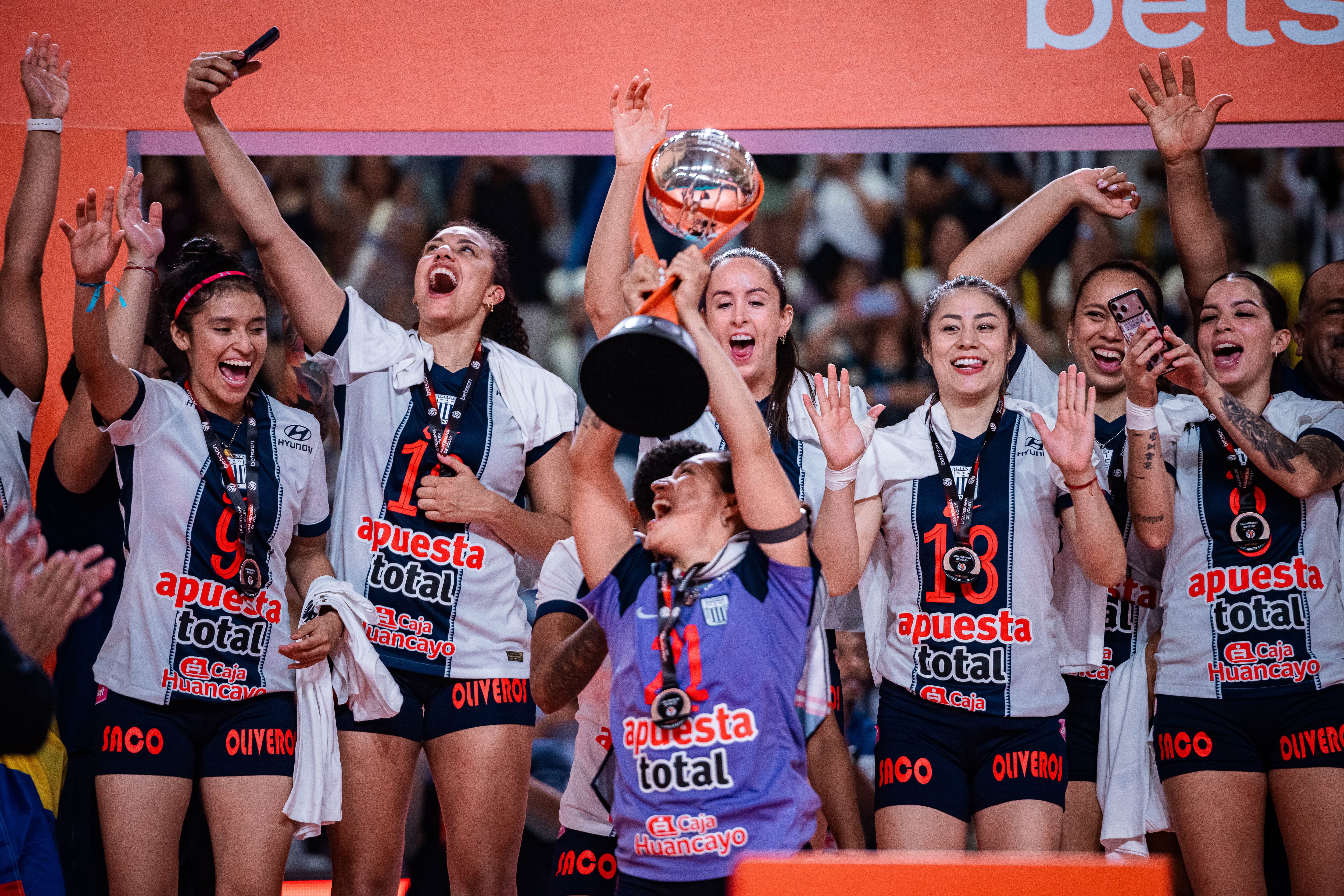 Alianza Lima ganó tricampeonato y varias jugadoras de su plantel fueron convocadas a la selección. Crédito: FPV