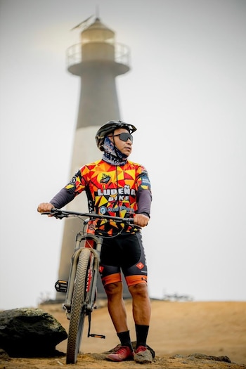 Moisés Sifuentes manejaba bicicleta junto