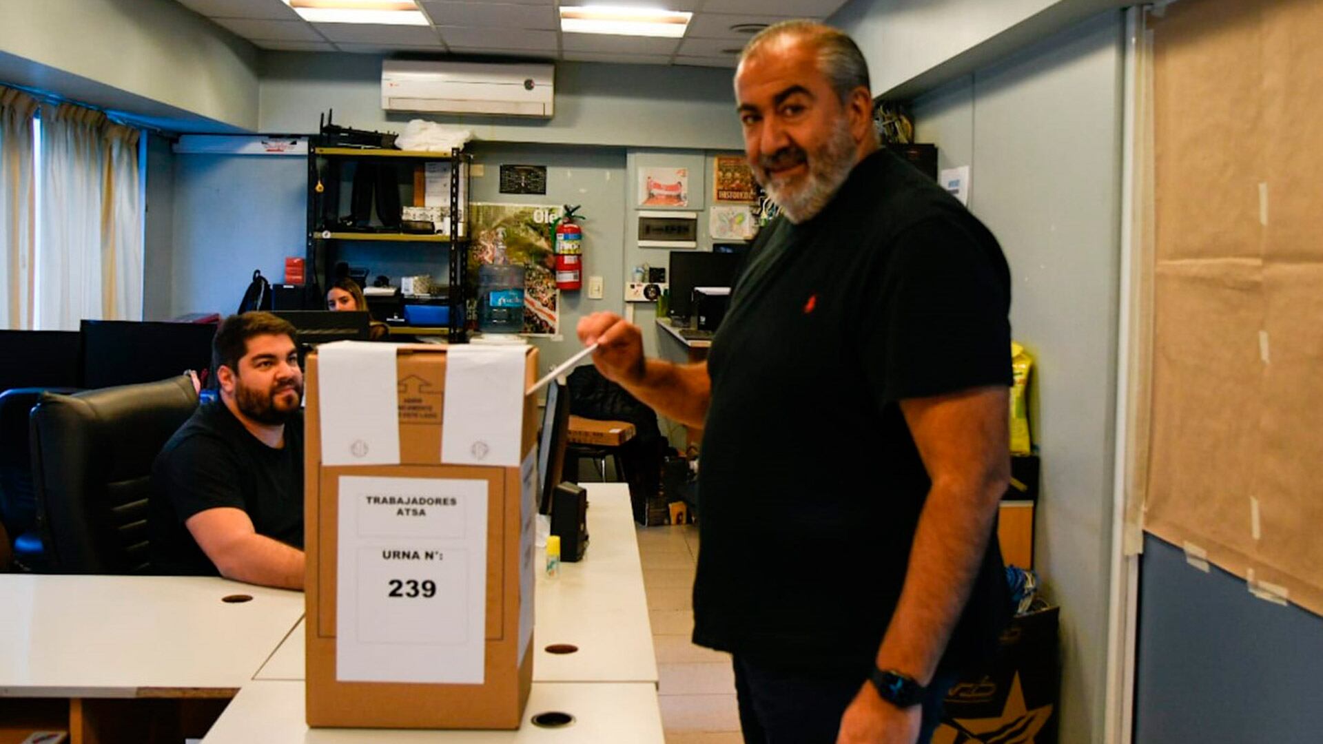 Héctor Daer vota en las elecciones de ATSA de 2021, que ganó con el 92% de los votos