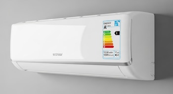 Unidad interior de aire acondicionado ScanDoar blanca montada en una pared gris, mostrando una etiqueta de eficiencia energética A+++.