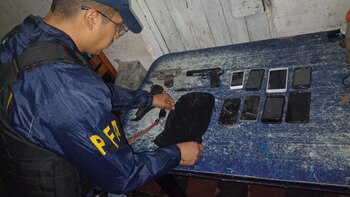 Celulares, armas y un pasamontañas,