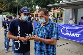 Un empleado ayuda a un