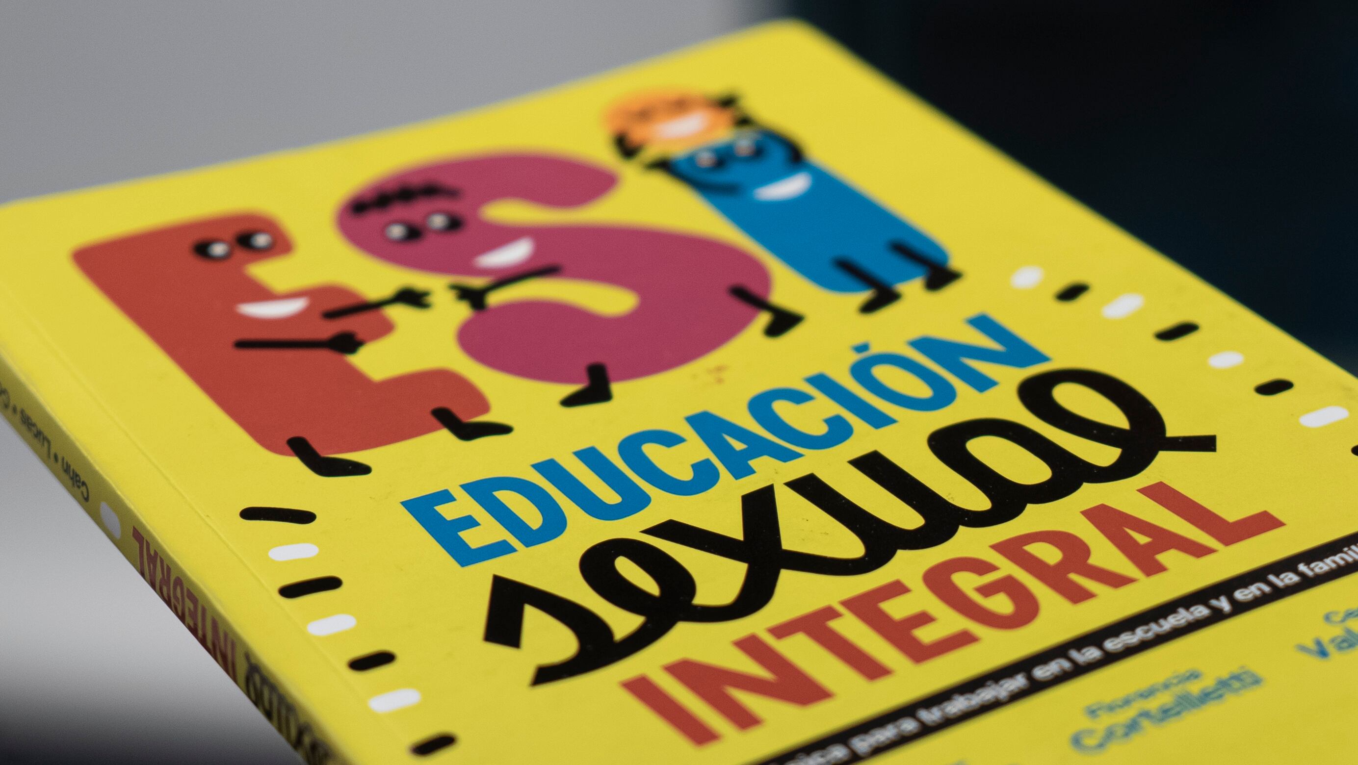 Los libros sobre ESI (como el de Mar Lucas y Leandro Cahn) generaron contenidos educativos para todas las edades (Crédito: Santiago Saferstein)