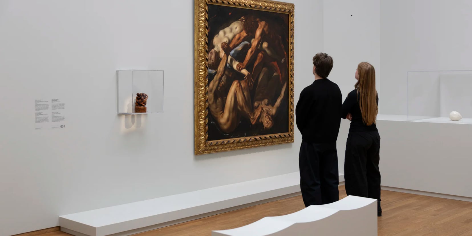 Entre las obras expuestas hay pinturas del maestro italiano Caravaggio y del surrealista belga René Magritte, mientras que una escultura de mármol del siglo XVII, el “Hermafrodita durmiente” de Bernini