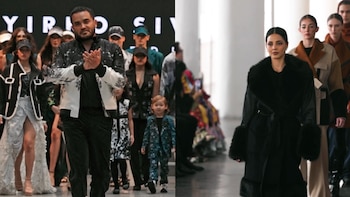 Diseñador Yirko Sivirich aplaude en una pasarela con modelos. A la derecha, desfile de modelos vistiendo abrigos oscuros
