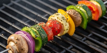 El secreto de una brochette a la parrilla perfecta está en elegir verduras frescas, de temporada y de tamaño similar para asegurar una cocción uniforme (Imagen Ilustrativa Infobae)