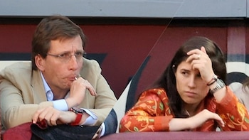 Del chupa chups de Almeida al gesto de preocupación de Teresa Urquijo en una tarde de tensión en Las Ventas