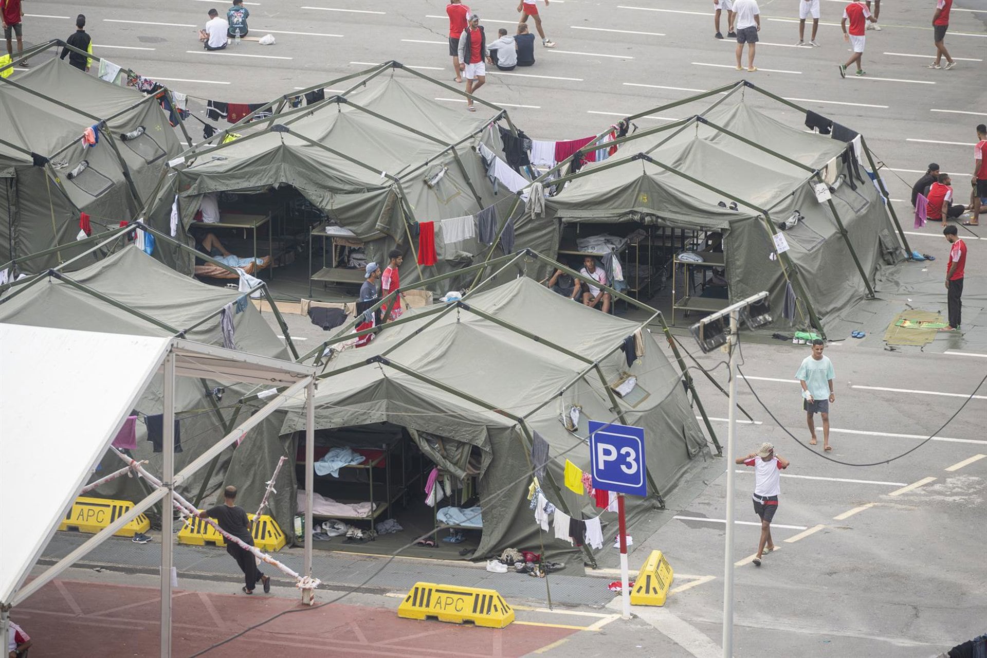 05/09/2026 Varios inmigrantes acampados, a 5 de septiembre de 2026, en Ceuta (España). El Gobierno asume el control del puerto de Ceuta para la