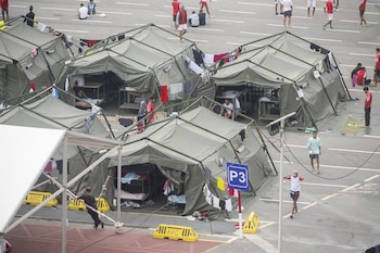 05/09/2026 Varios inmigrantes acampados, a 5 de septiembre de 2026, en Ceuta (España). El Gobierno asume el control del puerto de Ceuta para la "atención humanitaria" de personas migrantes en carpas y otros espacios, según dispone una resolución del Ministerio de Transportes y Movilidad Sostenible publicada este sábado, consultada por Europa Press. En concreto, el Departamento liderado por Óscar Puente autoriza a la Secretaría de Estado de Migraciones la utilización temporal de una superficie de 16.000 metros cuadrados de dominio público portuario situada en la Ampliación de Poniente, Fase I, de la zona de servicio del puerto de Ceuta.
POLITICA
Marcos Moreno - Europa Press