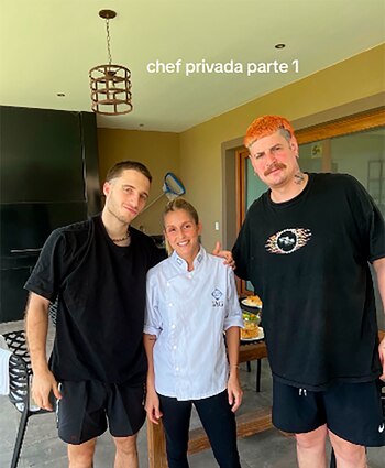 Wos la contrató para que