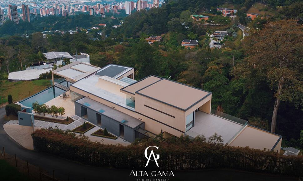 La Contraloría General detectó irregularidades en la gestión de bienes incautados a la mafia en Medellín, incluyendo mansiones de lujo y discotecas - crédito Alta Gama/Instagram