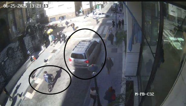 El hombre en bicicleta sigue a una de las víctimas