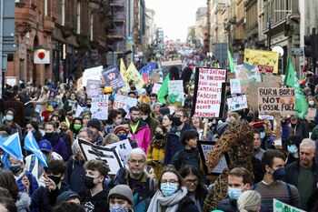 Manifestantes con pancartas asisten a