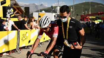 Ciclista francés arremete en contra