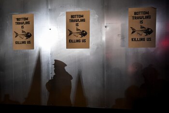 Carteles pegados durante la cumbre