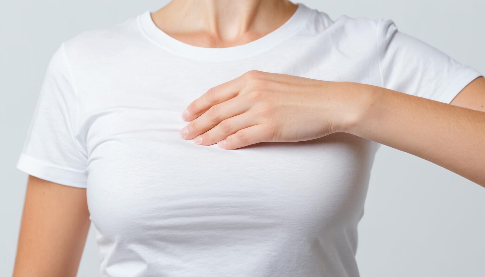 Un bulto en la mama debe ser evaluado por un profesional, ya que solo un diagnóstico médico permite determinar si es benigno o canceroso (Imagen ilustrativa Infobae)