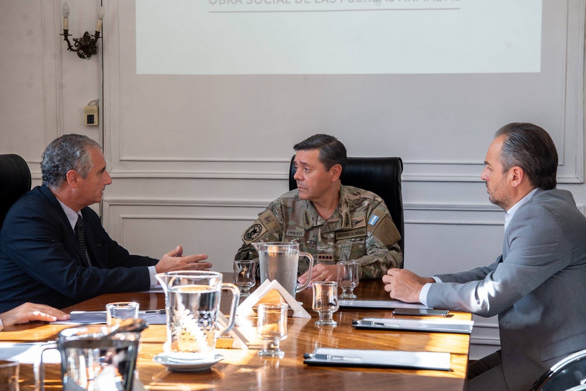 El ministro de Defensa, teniente general Carlos Presti, en la sede de la OSFA