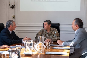 El ministro de Defensa, teniente general Carlos Presti, en la sede de la OSFA