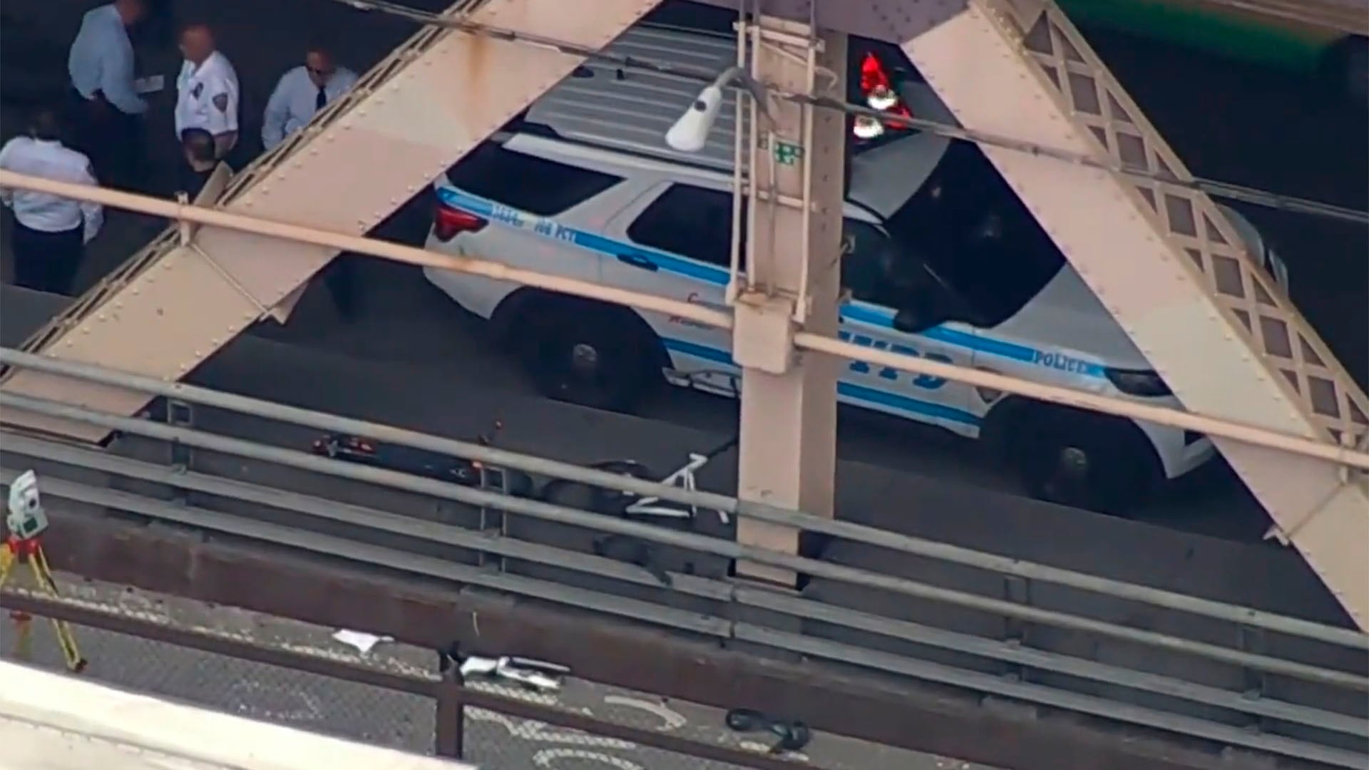 Ambos fallecidos fueron trasladados al Hospital NewYork-Presbyterian tras la colisión frontal ocurrida en el carril bici del puente Queensboro a las 8:30 de la mañana (Captura de video)