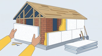 Ilustración de manos colocando un panel de poliestireno expandido en una pared de una casa en construcción. Hay otros paneles colocados y apilados junto a herramientas.