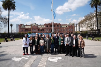 La UBA volvió a pedir por la Ley de Financiamiento: realizaron clases públicas y atención sanitaria gratuita en Plaza de Mayo La UBA volvió a pedir por la Ley de Financiamiento: realizaron clases públicas y atención sanitaria gratuita en Plaza de Mayo