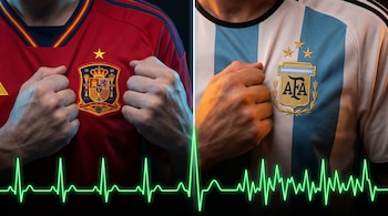 Dos torsos de hombres con camisetas de fútbol de España (roja, una estrella) y Argentina (rayas celestes y blancas, tres estrellas) y un electrocardiograma verde brillante.