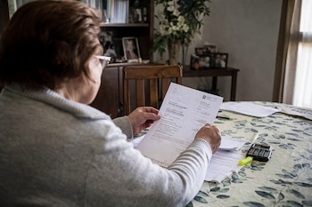 Mediante engaños, a la jubilada enferma de esclerosis múltiple, le vaciaron su cuenta bancaria y se quedó sin ahorros para el tratamiento (foto hecha con IA)