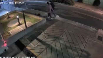 En video quedó el violento asalto a una pareja a la que le quitaron el perrito en Bogotá porque no les pudieron robar los celulares