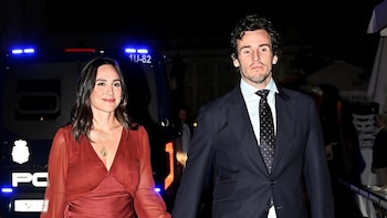 Tamara Falcó, su momento 'tierra trágame' en la ópera. 'Pierde' un zapato y la confunden con Chabeli Iglesias