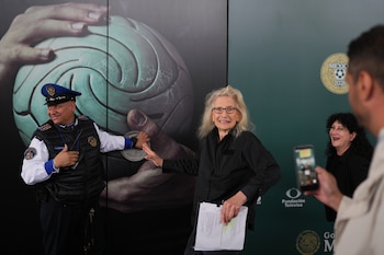 La fotógrafa Annie Leibovitz conversa con periodistas