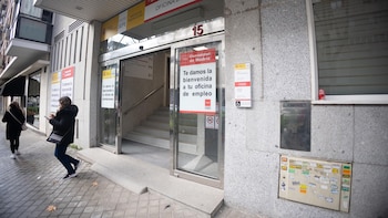 El paro baja en 22.934 personas en marzo, casi el doble que en 2025, impulsado por el sector servicios