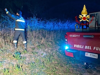 Un agente del equipo de bomberos de Terni durante la búsqueda de un hombre de 71 años que salió en búsca de espárragos