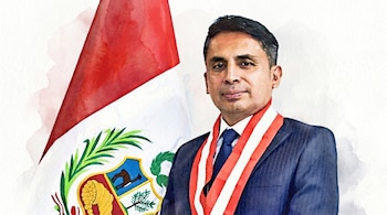 Ilustración en acuarela de Rafael Luis Hidalgo, un hombre con traje azul oscuro, corbata azul y una banda bicolor roja y blanca, frente a la bandera de Perú.