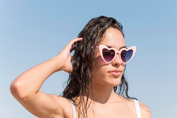 El efecto wet look aporta frescura visual y protección contra el polvo, ideal para destacar bajo el sol de Coachella (Freepik)